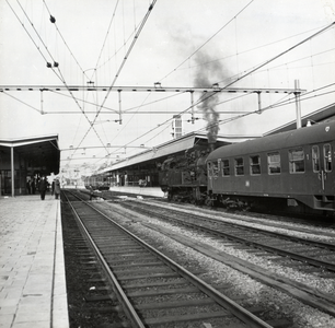 169785 Afbeelding van een Duitse trein met stoomlocomotief langs het perron van het N.S.-station Venlo.